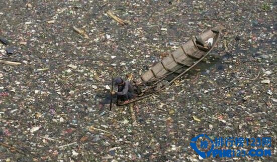 世界上最脏的河流 印尼芝塔龙河(捡垃圾的收入比捕鱼更高)